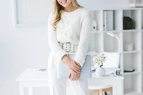 Zakenvrouw in witte kleren met laptop — Stockfoto