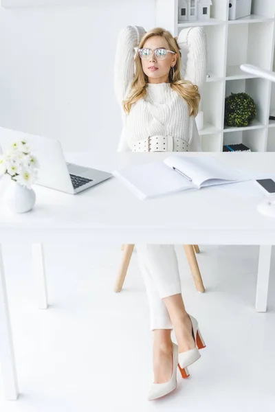 Mujer de negocios rubia con estilo en el lugar de trabajo —  Fotos de Stock