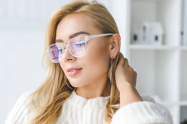 Modieuze vrouw in brillen — Stockfoto