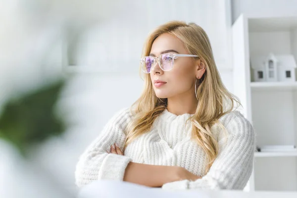 Elegante mujer de negocios reflexivo —  Fotos de Stock