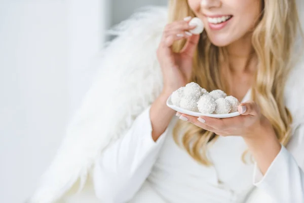 Vrolijke vrouw snoepjes eten — Gratis stockfoto