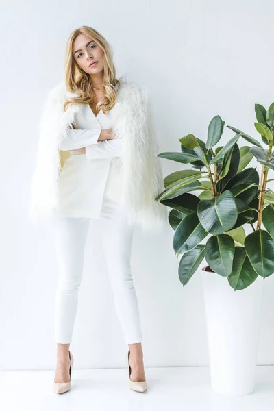 Mujer posando en abrigo de piel en ficus — Foto de Stock