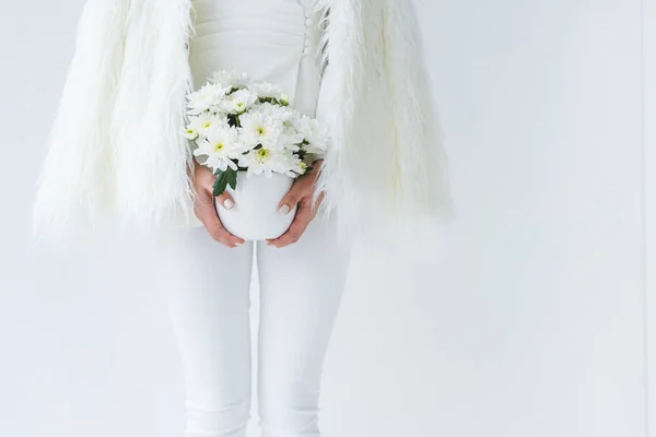 Μοντέρνα γυναίκα με λευκά λουλούδια — Φωτογραφία Αρχείου