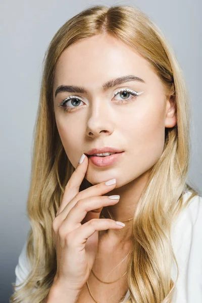 Atractiva mujer con maquillaje blanco —  Fotos de Stock