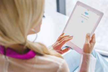 skype ile tablet kullanan kadın