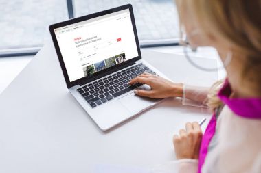 airbnb ile dizüstü bilgisayar kullanan kadın