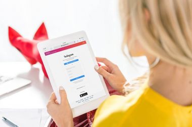 Tablet ile instagram kullanan kadın