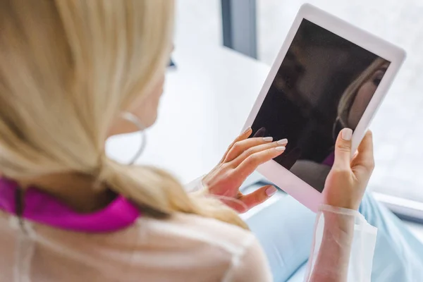 Tableta digital con pantalla en blanco — Foto de Stock