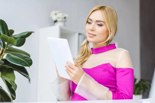 Femme d'affaires travaillant avec tablette numérique — Photo