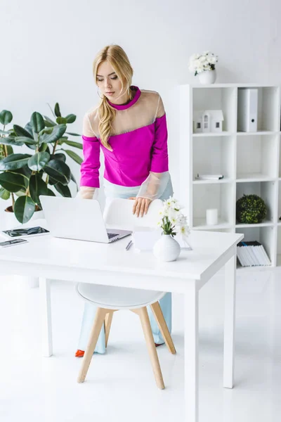 Mulher de negócios que trabalha com laptop no local de trabalho — Fotografia de Stock