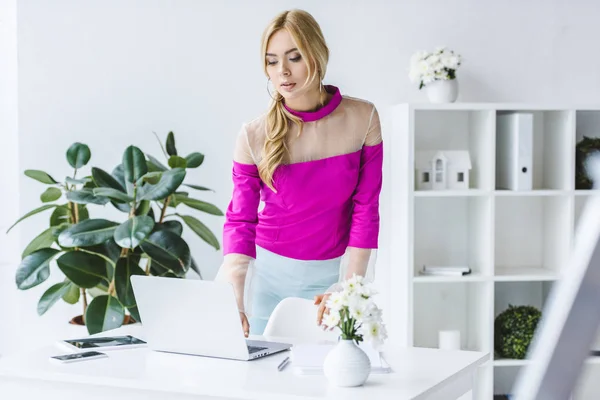 Bizneswoman z laptopa w miejscu pracy — Zdjęcie stockowe