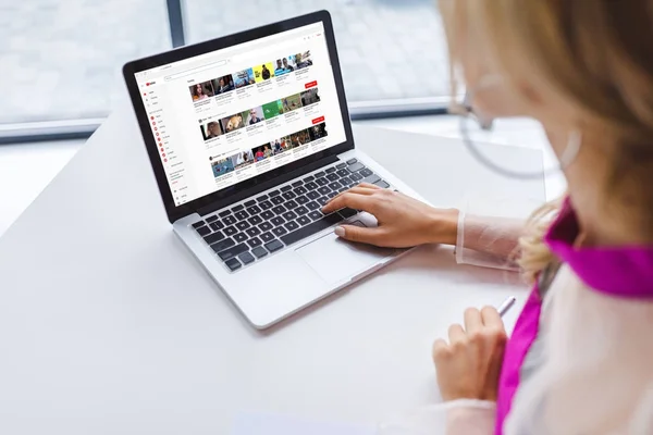 Woman using laptop with youtube — Stock Photo, Image