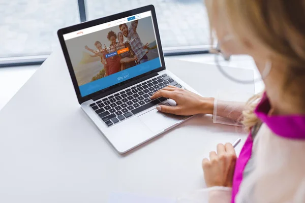 Woman using laptop with couchsurfing — Stock Photo, Image