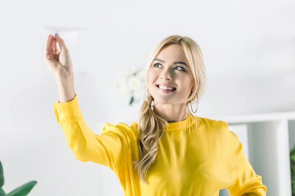 Mujer de negocios con avión de papel — Foto de Stock