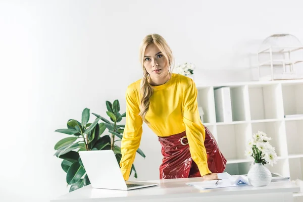 Бізнес-леді з ноутбуком на робочому місці — стокове фото