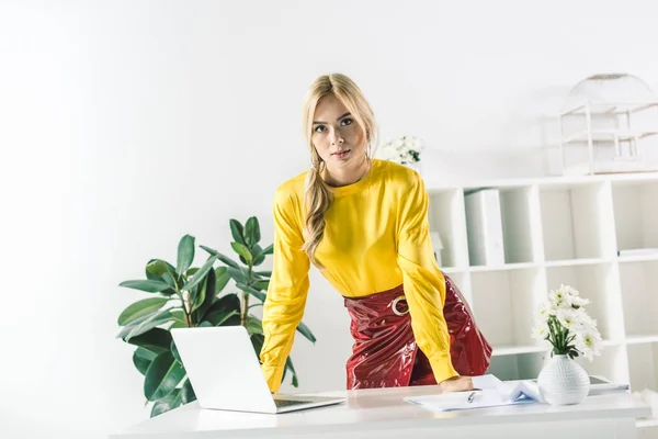 Mujer de negocios con portátil en el lugar de trabajo — Foto de Stock