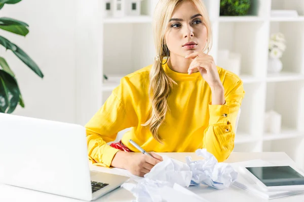 Donna d'affari pensierosa seduta sul posto di lavoro — Foto Stock