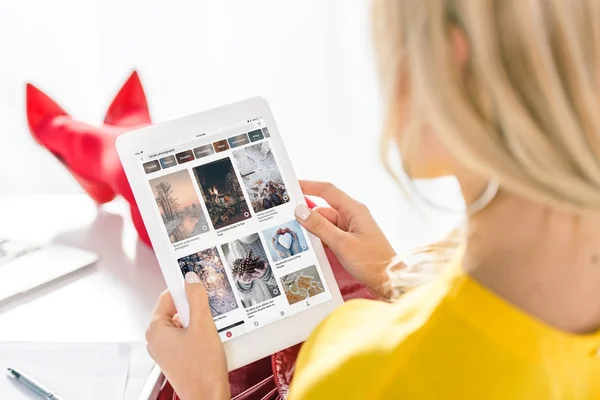 Woman using tablet with pinterest — Stock Photo, Image