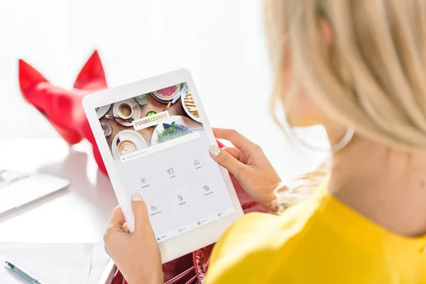 Woman using tablet with foursquare — Stock Photo, Image