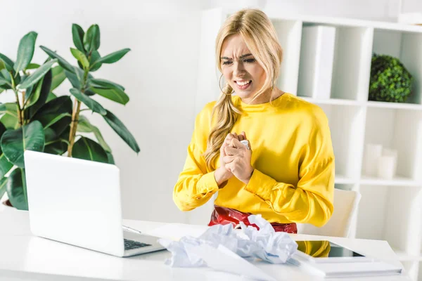 Empresária stressada no local de trabalho — Fotografia de Stock