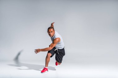 çalışan ve kameraya gri görünümlü genç Afro-Amerikan sporcu