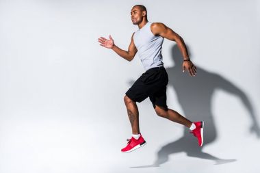 gri çalıştıran atletik genç Afro-Amerikan sporcu