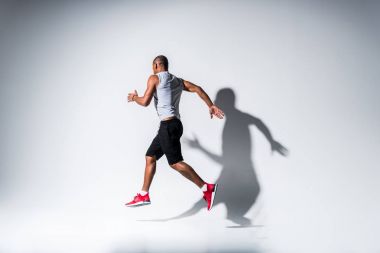 gri çalışan genç Afro-Amerikan sporcu görünümünü tam uzunlukta