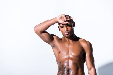 gömleksiz Afrikalı-Amerikalı sporcu gri izole kamera bakıyor