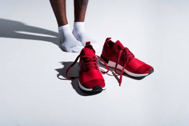 Kısmi görmek çorap ve kırmızı sporcu spor ayakkabıları Grey