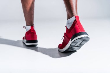 Afro-Amerikan erkek spor ayakkabı kısmi görünümünü Grey 