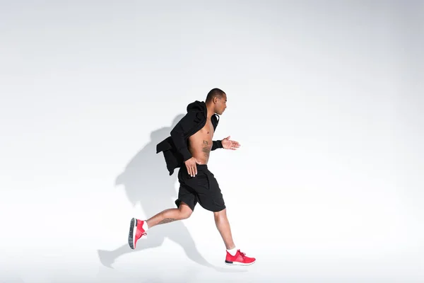 Vista Lateral Del Joven Afroamericano Ropa Deportiva Corriendo Sobre Gris — Foto de Stock