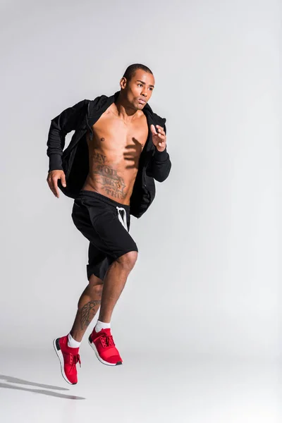Schöner Junger Afrikanisch Amerikanischer Sportler Läuft Auf Grau — Stockfoto