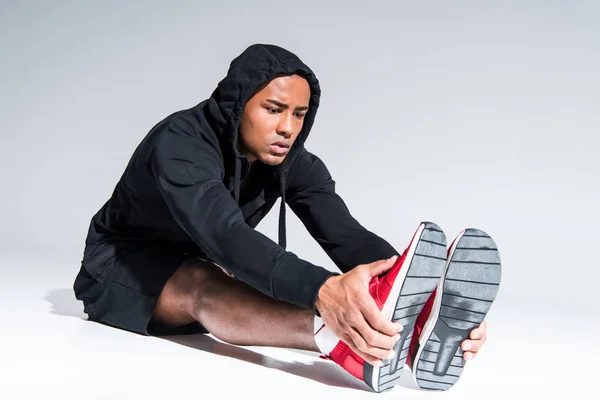 Joven Afroamericano Deportista Zapatillas Deporte Estirando Las Piernas Gris —  Fotos de Stock