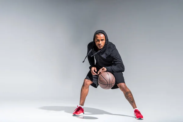 Ganzkörperansicht Des Sportlichen Afrikanisch Amerikanischen Mannes Der Mit Basketballball Spielt — Stockfoto