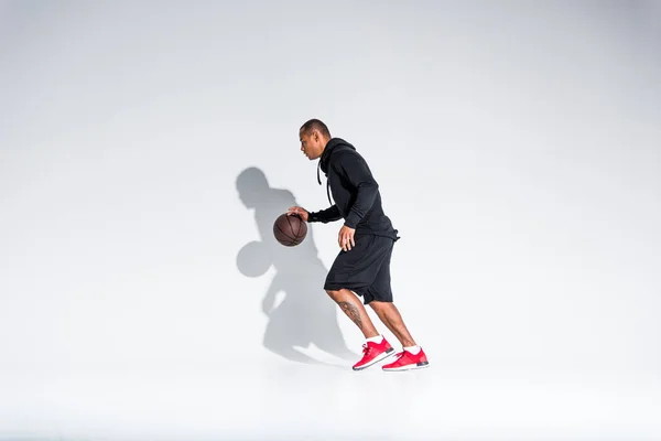 Full Längd Syn Unga Afroamerikanska Sportsman Spelar Med Basket Boll — Stockfoto