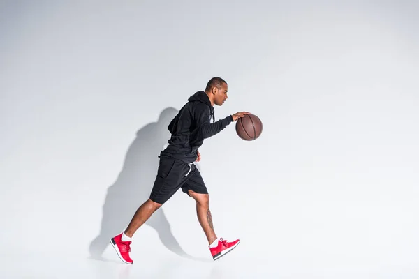 Side View Young African American Sportsman Playing Basketball Ball Grey — Stock Photo, Image