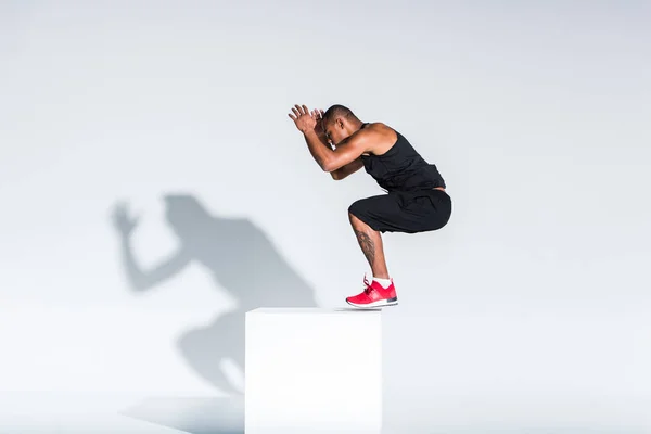 Visão Lateral Jovem Esportista Afro Americano Exercitando Cinza — Fotografia de Stock