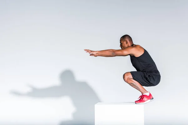 Zijaanzicht Van Jonge Afro Amerikaanse Sportman Klaar Springen Grijs — Stockfoto