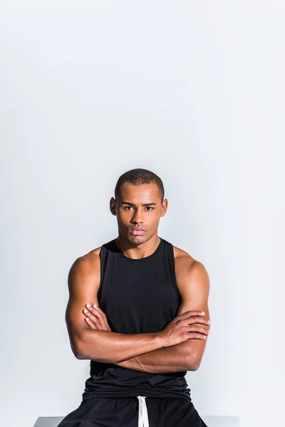 グレーに分離カメラ目線交差腕を持つ自信を持って若いアフリカ系アメリカ人のスポーツマン — ストック写真