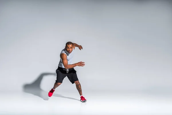 Visão Comprimento Total Atlético Jovem Esportista Afro Americano Olhando Para — Fotografia de Stock