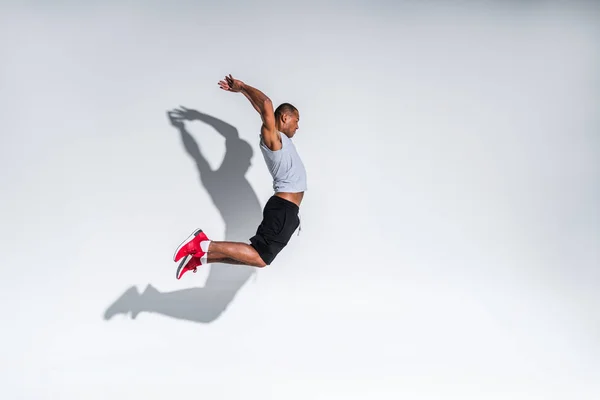 Visão Lateral Jovem Esportista Afro Americano Pulando Cinza — Fotografia de Stock