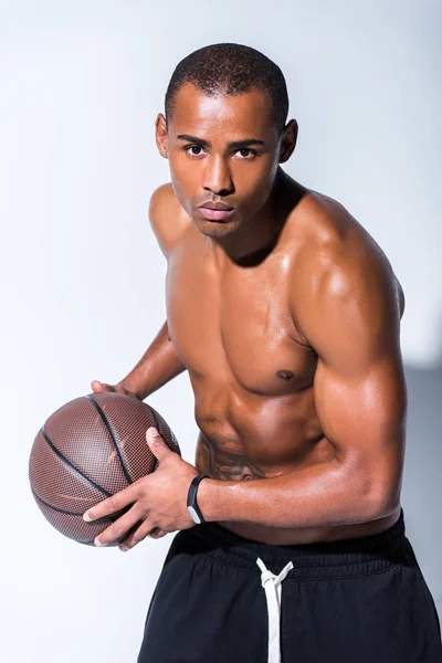 Knappe Afro Amerikaanse Man Houdt Van Basketbal Bal Camera Grijs — Stockfoto
