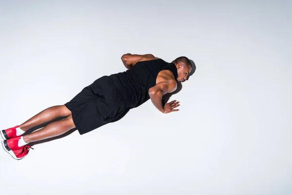 Visão Alto Ângulo Jovem Esportista Afro Americano Fazendo Flexões Isoladas — Fotografia de Stock