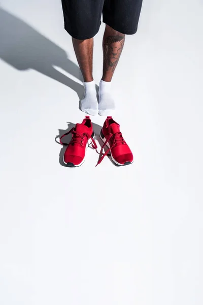 Pohled Vysokého Úhlu Sportovce Ponožky Červené Sportovní Obuv Grey — Stock fotografie