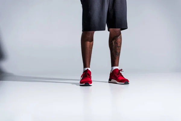 Χαμηλός Τομέας Αφρικανική Αμερικανική Άνδρα Αθλητικά Παπούτσια Γκρι — Φωτογραφία Αρχείου