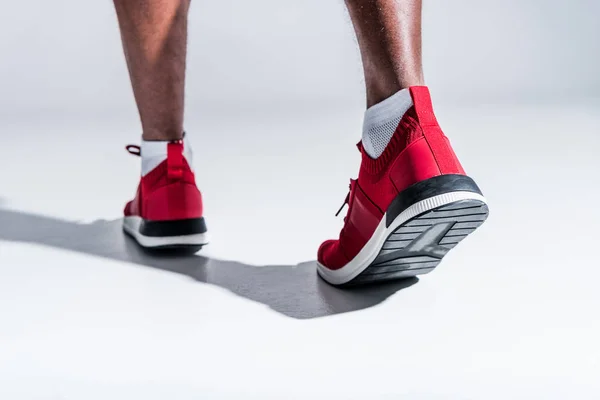 Vista Parcial Del Hombre Afroamericano Zapatos Deportivos Gris — Foto de Stock