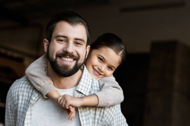 neşeli baba ve sarılma ve kameraya evde arayan kız