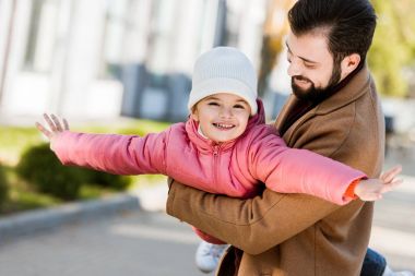 mutlu baba Holding kızı ve o uçak zorluyor. Dışarıda
