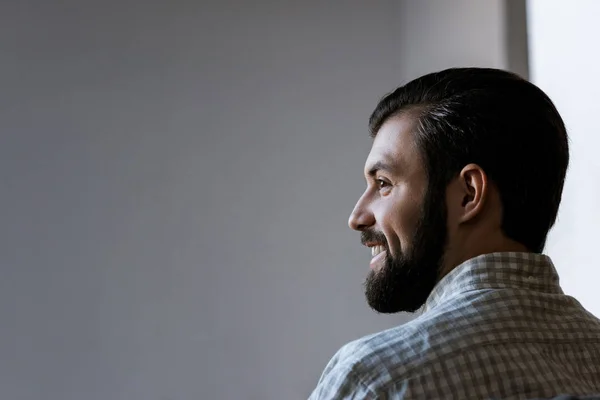 髭のハンサムな白人男性の背面図 — ストック写真