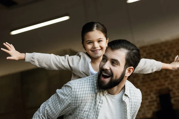 Happy Father Giving Piggy Back Ride Young Daughter Home — Stock Photo, Image